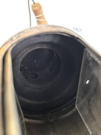Blechlaterne für Luftschutzzwecke. Drehbar, die blauer Filterscheibe fehlt. Gesamthöhe 15cm. Griff inliegend, leider fehlt die Aufnahme