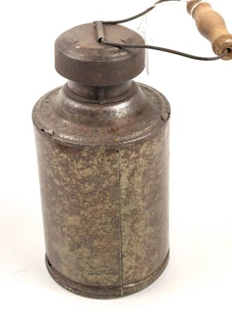 Blechlaterne für Luftschutzzwecke. Drehbar, die blauer Filterscheibe fehlt. Gesamthöhe 15cm. Griff inliegend, leider fehlt die Aufnahme