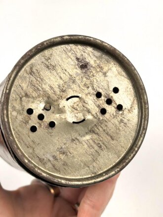 Blechlaterne für Luftschutzzwecke. Drehbar, die blauer Filterscheibe fehlt. Gesamthöhe 15cm. Griff inliegend, leider fehlt die Aufnahme
