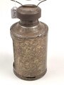Blechlaterne für Luftschutzzwecke. Drehbar, die blauer Filterscheibe fehlt. Gesamthöhe 15cm. Griff inliegend, leider fehlt die Aufnahme