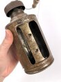 Blechlaterne für Luftschutzzwecke. Drehbar, die blauer Filterscheibe fehlt. Gesamthöhe 15cm. Griff inliegend, leider fehlt die Aufnahme