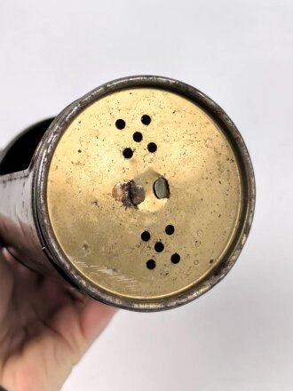 Blechlaterne für Luftschutzzwecke. Drehbar, die blauer Filterscheibe fehlt. Gesamthöhe 15cm. Griff inliegend, leider fehlt die Aufnahme