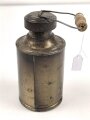 Blechlaterne für Luftschutzzwecke. Drehbar, die blauer Filterscheibe fehlt. Gesamthöhe 15cm. Griff inliegend, leider fehlt die Aufnahme