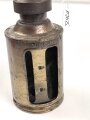 Blechlaterne für Luftschutzzwecke. Drehbar, die blauer Filterscheibe fehlt. Gesamthöhe 15cm. Griff inliegend, leider fehlt die Aufnahme