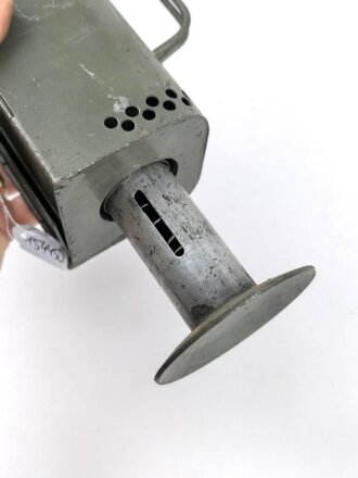Eisenblechlaterne ohne Bezeichnung. Alter und Herkunft unbekannt, Gesamthöhe 22,5cm