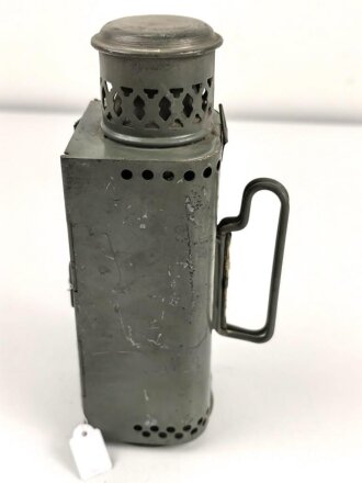 Eisenblechlaterne ohne Bezeichnung. Alter und Herkunft unbekannt, Gesamthöhe 22,5cm
