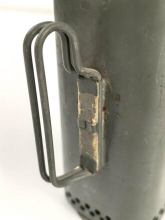 Eisenblechlaterne ohne Bezeichnung. Alter und Herkunft unbekannt, Gesamthöhe 22,5cm