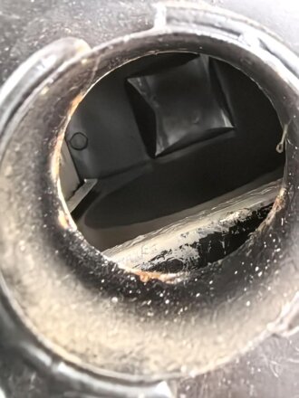 Eisenblechlaterne ohne Bezeichnung. Alter und Herkunft unbekannt, Gesamthöhe 23,5cm