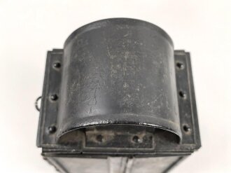 Eisenblechlaterne ohne Bezeichnung. Alter und Herkunft unbekannt, Gesamthöhe 23,5cm