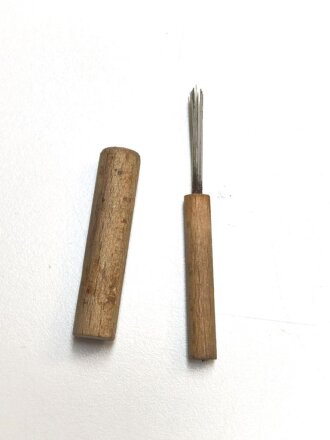Holzhülse mit Brennereinigungsnadeln, gehört in den Zubehörkasten zur Einheitslaterne Preßstoff der Wehrmacht.