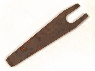 Schlüssel für Wasserbehälter, gehört in den Zubehörkasten zur Einheitslaterne Preßstoff der Wehrmacht. Ungereinigtes Stück
