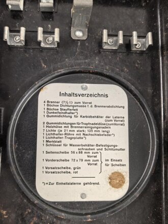 Zubehörkasten zur Einheitslaterne aus Preßmasse der Wehrmacht. Ungereinigtes Stück