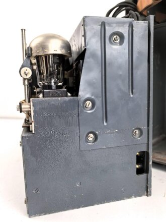Lorenz Empfänger EO132 datiert 1937. Gehäuse überlackiert, Frontplatte höchstwahrscheinlich Originallack. Funktion nicht geprüft