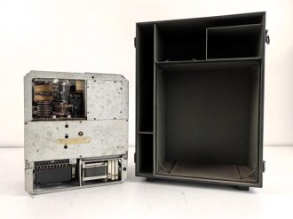 Lorenz 8 Watt Sender . Gehäuse vermutlich Nachbau eines begnadeten Handwerkers, Typenschild neuzeitlich ergänzt. Funktion nicht geprüft