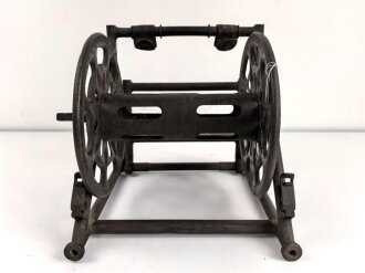 Rückentrage für schweres Feldkabel der Wehrmacht, die Kabelrommel datiert 1942