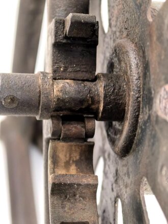Rückentrage für schweres Feldkabel der Wehrmacht, die Kabelrommel datiert 1942