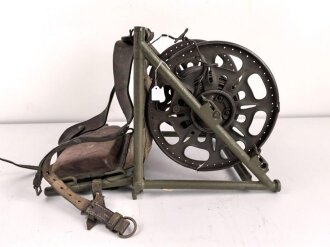 Rückentrage für schweres Feldkabel der Wehrmacht, norwegisch überlackiertes Stück,  die Kabelrommel datiert 1938
