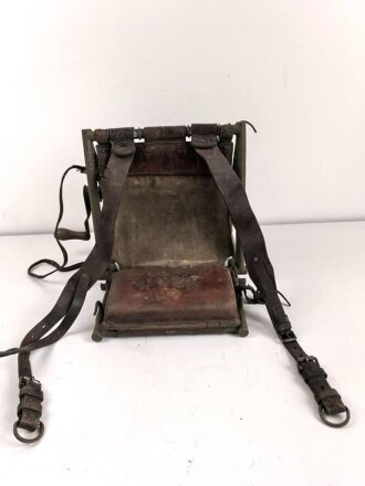Rückentrage für schweres Feldkabel der Wehrmacht, norwegisch überlackiertes Stück,  die Kabelrommel datiert 1938