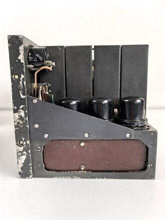 Luftwaffe, Telefunken Einflugzeichen Empfänger "AE 1093"  mit zugehörigem Umformer. Jeweils original lackiert, beide Geräte mit Deckel