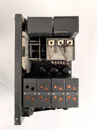 Luftwaffe, Telefunken Einflugzeichen Empfänger "AE 1093"  mit zugehörigem Umformer. Jeweils original lackiert, beide Geräte mit Deckel