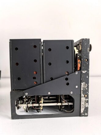 Luftwaffe, Telefunken Einflugzeichen Empfänger "AE 1093"  mit zugehörigem Umformer. Jeweils original lackiert, beide Geräte mit Deckel