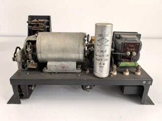 Luftwaffe, Telefunken Einflugzeichen Empfänger "AE 1093"  mit zugehörigem Umformer. Jeweils original lackiert, beide Geräte mit Deckel