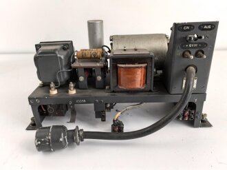 Luftwaffe, Telefunken Einflugzeichen Empfänger "AE 1093"  mit zugehörigem Umformer. Jeweils original lackiert, beide Geräte mit Deckel