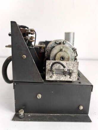 Luftwaffe, Telefunken Einflugzeichen Empfänger "AE 1093"  mit zugehörigem Umformer. Jeweils original lackiert, beide Geräte mit Deckel
