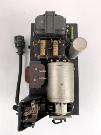 Luftwaffe, Telefunken Einflugzeichen Empfänger "AE 1093"  mit zugehörigem Umformer. Jeweils original lackiert, beide Geräte mit Deckel