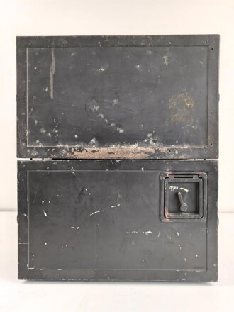 Luftwaffe, Telefunken Einflugzeichen Empfänger "AE 1093"  mit zugehörigem Umformer. Jeweils original lackiert, beide Geräte mit Deckel