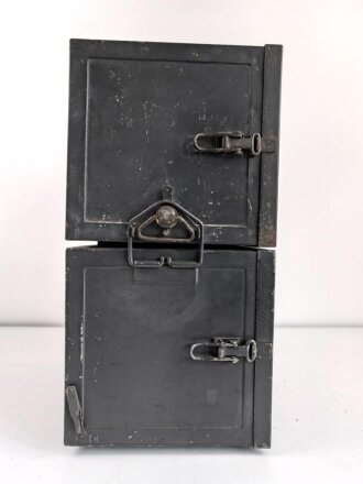 Luftwaffe, Telefunken Einflugzeichen Empfänger "AE 1093"  mit zugehörigem Umformer. Jeweils original lackiert, beide Geräte mit Deckel