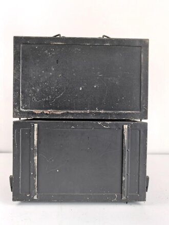 Luftwaffe, Telefunken Einflugzeichen Empfänger "AE 1093"  mit zugehörigem Umformer. Jeweils original lackiert, beide Geräte mit Deckel