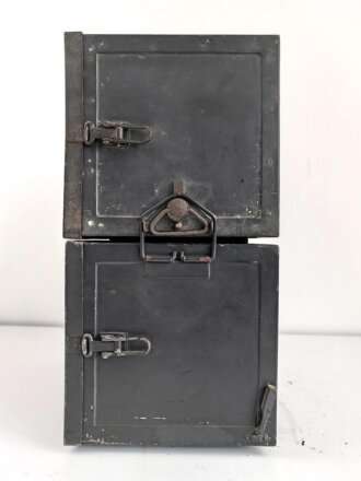 Luftwaffe, Telefunken Einflugzeichen Empfänger "AE 1093"  mit zugehörigem Umformer. Jeweils original lackiert, beide Geräte mit Deckel