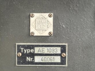 Luftwaffe, Telefunken Einflugzeichen Empfänger "AE 1093"  mit zugehörigem Umformer. Jeweils original lackiert, beide Geräte mit Deckel