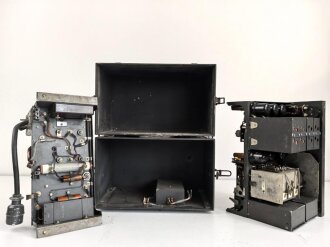 Luftwaffe, Telefunken Einflugzeichen Empfänger "AE 1093"  mit zugehörigem Umformer. Jeweils original lackiert, beide Geräte mit Deckel