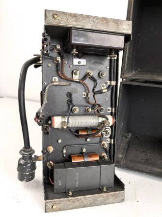 Luftwaffe, Telefunken Einflugzeichen Empfänger "AE 1093"  mit zugehörigem Umformer. Jeweils original lackiert, beide Geräte mit Deckel