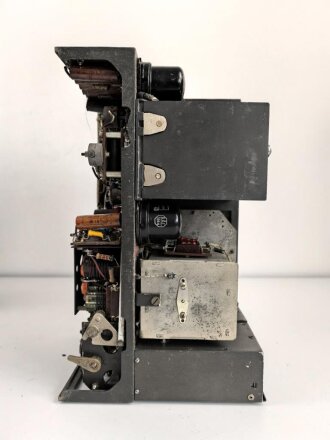 Luftwaffe, Telefunken Einflugzeichen Empfänger "AE 1093"  mit zugehörigem Umformer. Jeweils original lackiert, beide Geräte mit Deckel