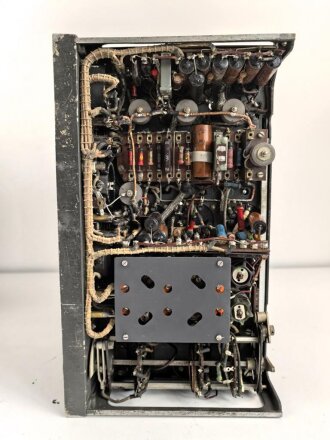 Luftwaffe, Telefunken Einflugzeichen Empfänger "AE 1093"  mit zugehörigem Umformer. Jeweils original lackiert, beide Geräte mit Deckel
