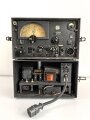 Luftwaffe, Telefunken Einflugzeichen Empfänger "AE 1093"  mit zugehörigem Umformer. Jeweils original lackiert, beide Geräte mit Deckel