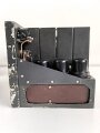 Luftwaffe, Telefunken Einflugzeichen Empfänger "AE 1093"  mit zugehörigem Umformer. Jeweils original lackiert, beide Geräte mit Deckel