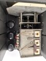 Luftwaffe, Telefunken Einflugzeichen Empfänger "AE 1093"  mit zugehörigem Umformer. Jeweils original lackiert, beide Geräte mit Deckel