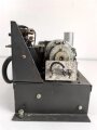 Luftwaffe, Telefunken Einflugzeichen Empfänger "AE 1093"  mit zugehörigem Umformer. Jeweils original lackiert, beide Geräte mit Deckel