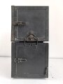 Luftwaffe, Telefunken Einflugzeichen Empfänger "AE 1093"  mit zugehörigem Umformer. Jeweils original lackiert, beide Geräte mit Deckel
