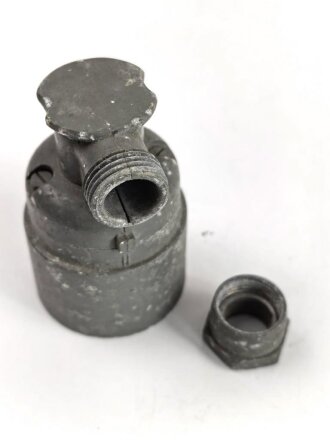 Neun poliger Stecker für 15 Watt SenderEmpfänger der Wehrmacht. Leichtmetall, Originallack