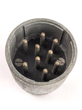 Neun poliger Stecker für 15 Watt...