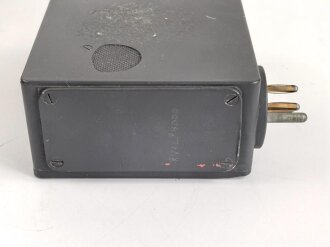 Frequenzprüfgerät b für Sender und Empfänger der Typen 10W.S.a,b,c/ 20W.S.b,c,d & Ukw.E.b1,c1,d1. Sehr guter Zustand, datiert 1943. Anbei die SteckverbindungIn Transportkasten in gutem Zustand, Originallack