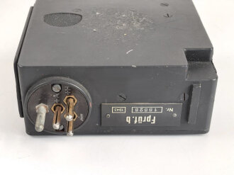 Frequenzprüfgerät b für Sender und Empfänger der Typen 10W.S.a,b,c/ 20W.S.b,c,d & Ukw.E.b1,c1,d1. Sehr guter Zustand, datiert 1943. Anbei die SteckverbindungIn Transportkasten in gutem Zustand, Originallack