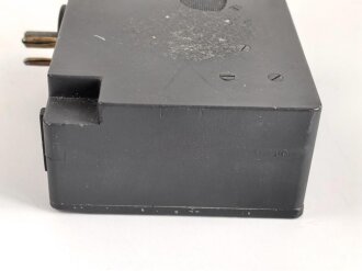 Frequenzprüfgerät b für Sender und Empfänger der Typen 10W.S.a,b,c/ 20W.S.b,c,d & Ukw.E.b1,c1,d1. Sehr guter Zustand, datiert 1943. Anbei die SteckverbindungIn Transportkasten in gutem Zustand, Originallack