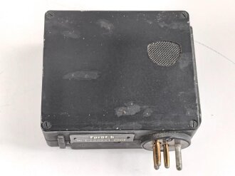 Frequenzprüfgerät b für Sender und Empfänger der Typen 10W.S.a,b,c/ 20W.S.b,c,d & Ukw.E.b1,c1,d1. Sehr guter Zustand, datiert 1943. Anbei die SteckverbindungIn Transportkasten in gutem Zustand, Originallack
