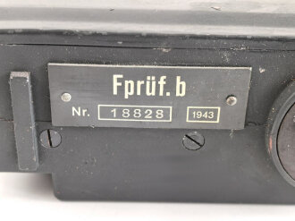 Frequenzprüfgerät b für Sender und Empfänger der Typen 10W.S.a,b,c/ 20W.S.b,c,d & Ukw.E.b1,c1,d1. Sehr guter Zustand, datiert 1943. Anbei die SteckverbindungIn Transportkasten in gutem Zustand, Originallack
